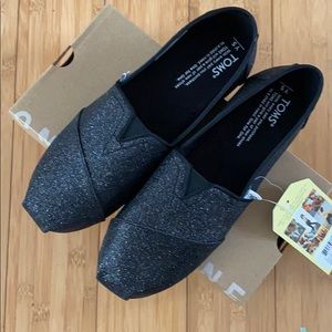NWT w BOX - TOMS Black Iridescent Classics size 5y